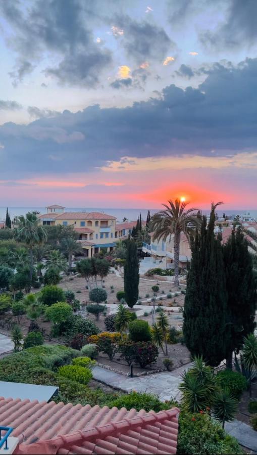 Regina Gardens Sunset With Fast Free Wi-fi And Late Check-out Apartment Paphos